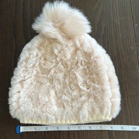 Fuzzy winter hat with pom pom - Picture 3 of 6